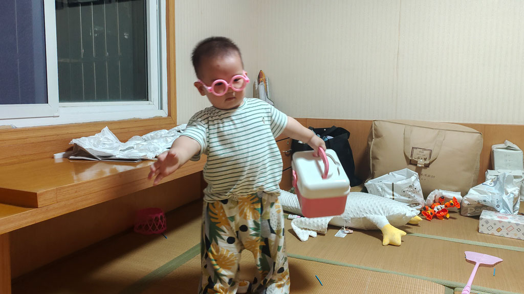 姐姐当时的玩具，他倒是挺爱玩的