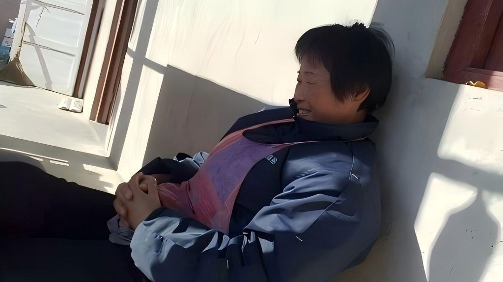 晒太阳的妈妈